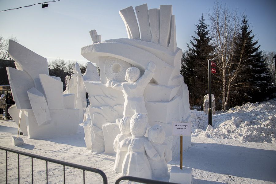 Бийский скульптор принял участие в Сибирском фестивале снежной скульптуры