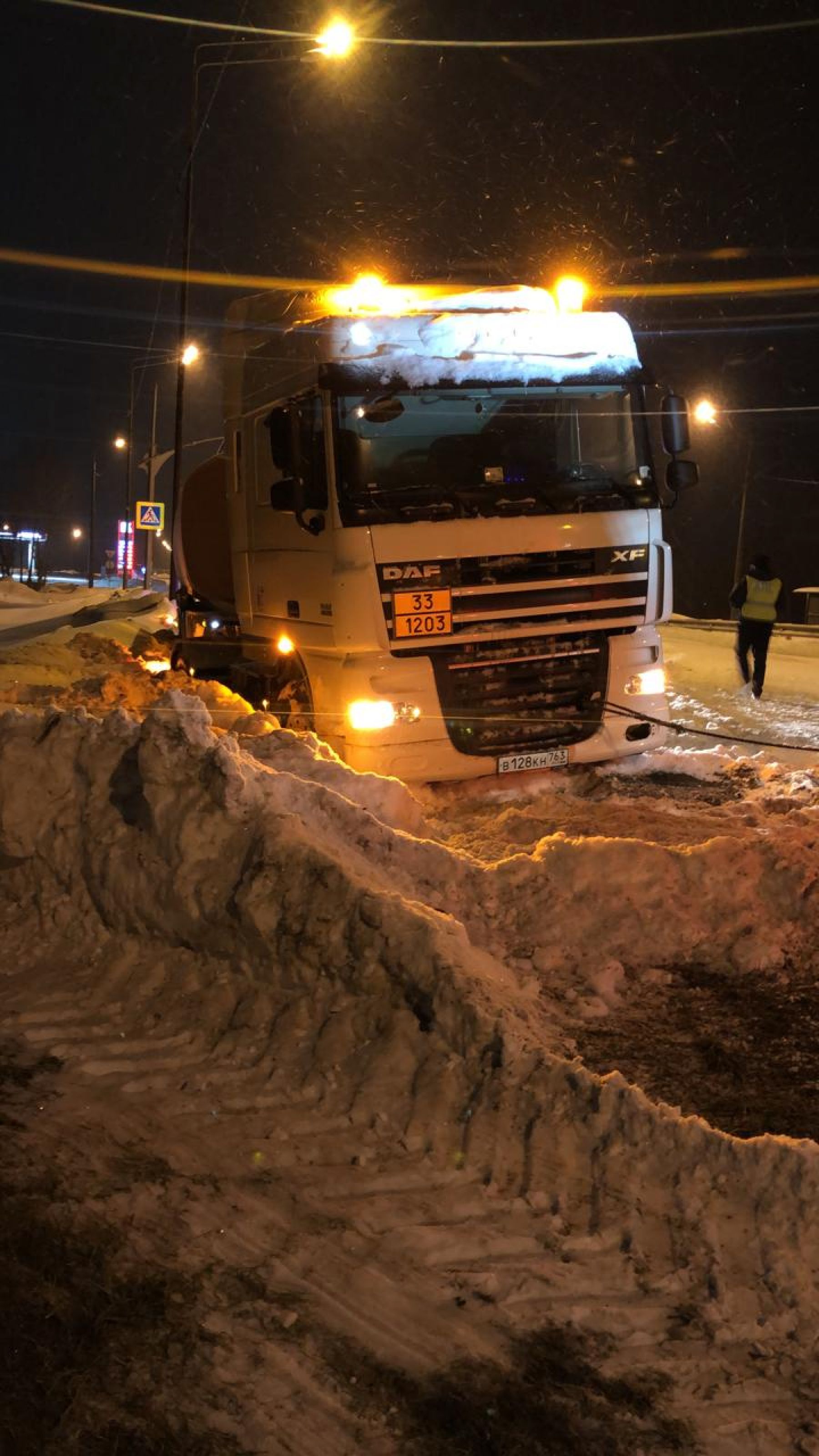 Сотрудники ГИБДД Бийска помогли бензовозу выбраться из сугроба