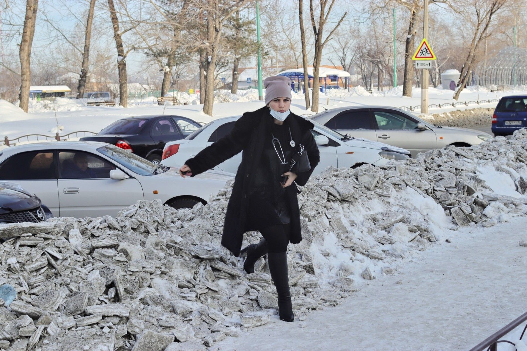 Из-за снежных завалов бийчане не могут попасть в детскую поликлинику №1