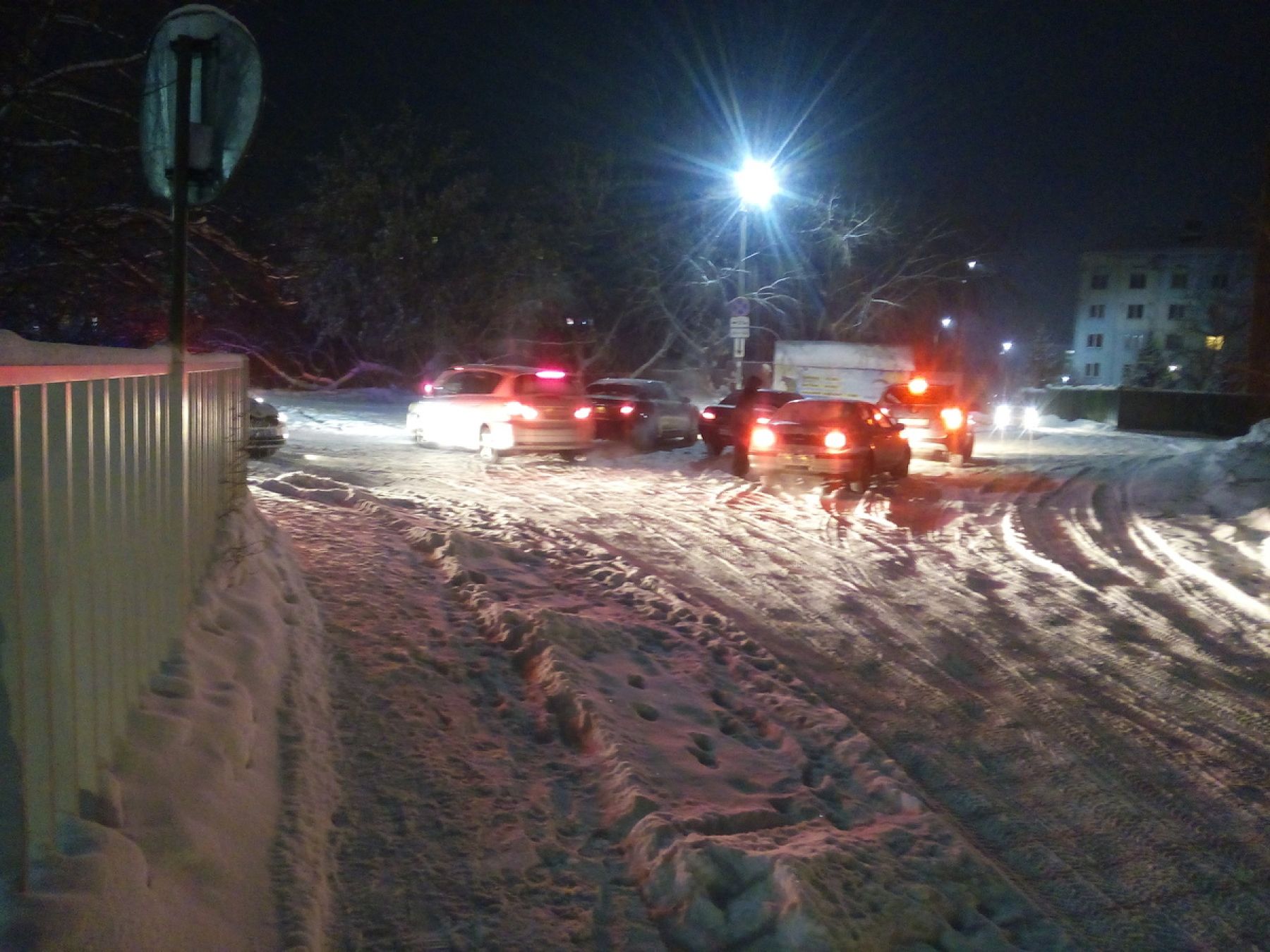 У Бийского лицея установили машину ДПС для регулировки движения автомобилей 