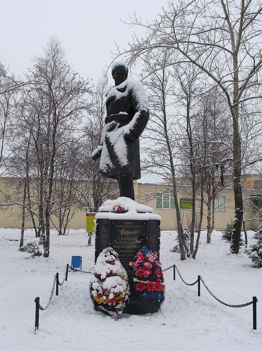 Памятник А. В. Спекову в п. Кандалакша Мурманской области