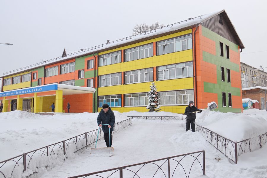 Бийчане добились уборки снега у детской больницы