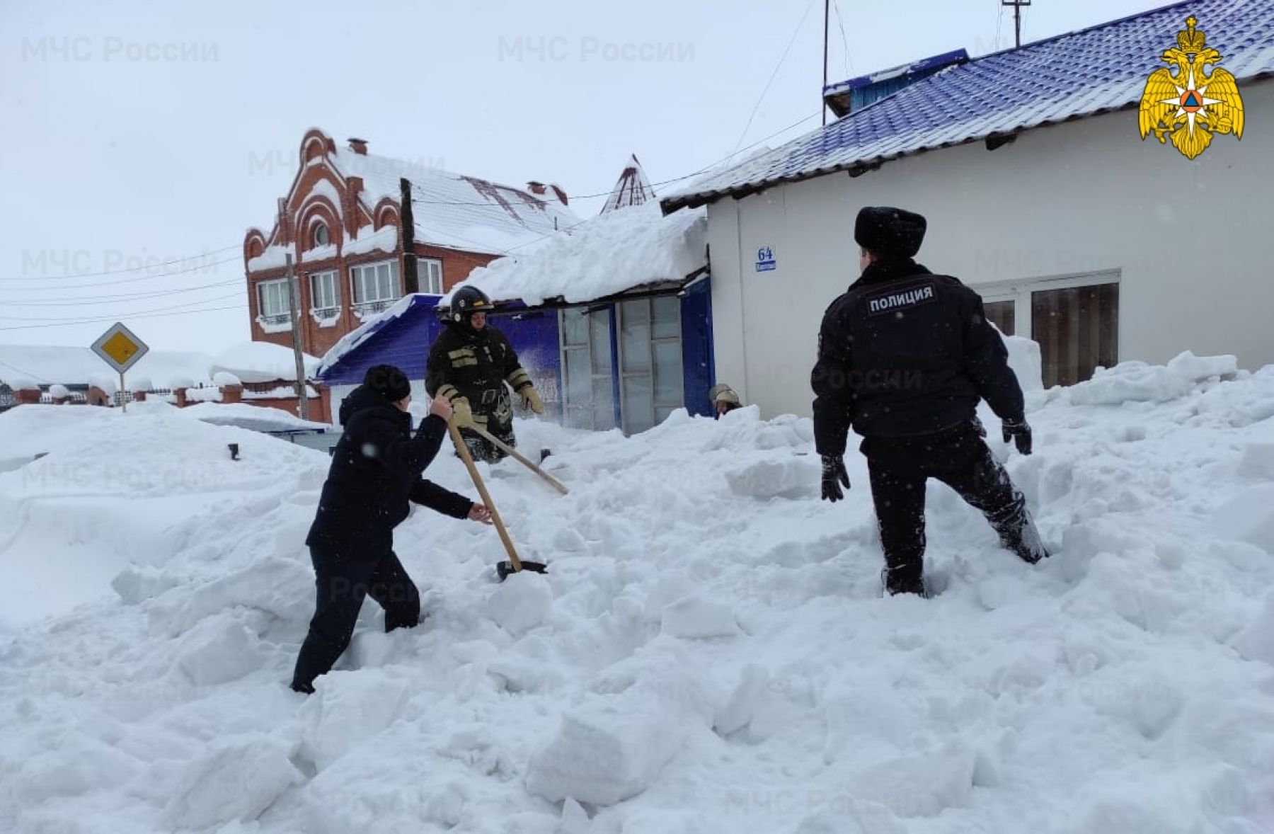 В Советском районе мужчину засыпало сошедшим с крыши сугробом 