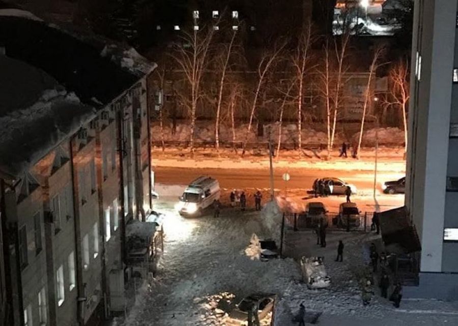 В Горно-Алтайске снег, рухнувший с крыши, перевернул автомобиль