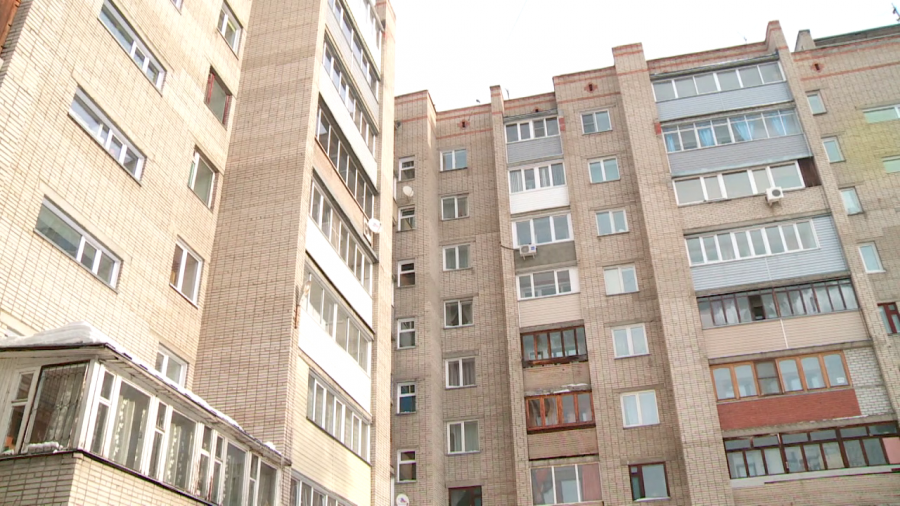 Жители многоэтажки Бийска вдвое снизили платежи за отопление и горячую воду
