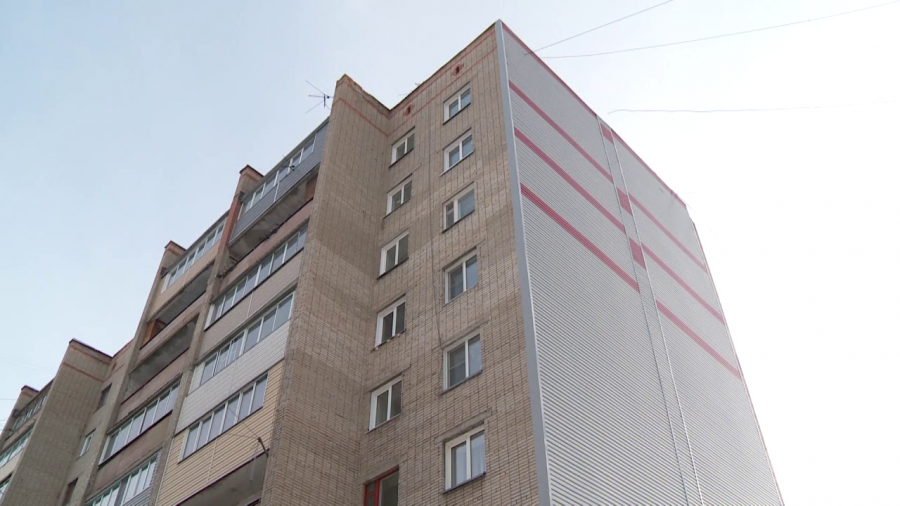 Жители многоэтажки Бийска вдвое снизили платежи за отопление и горячую воду