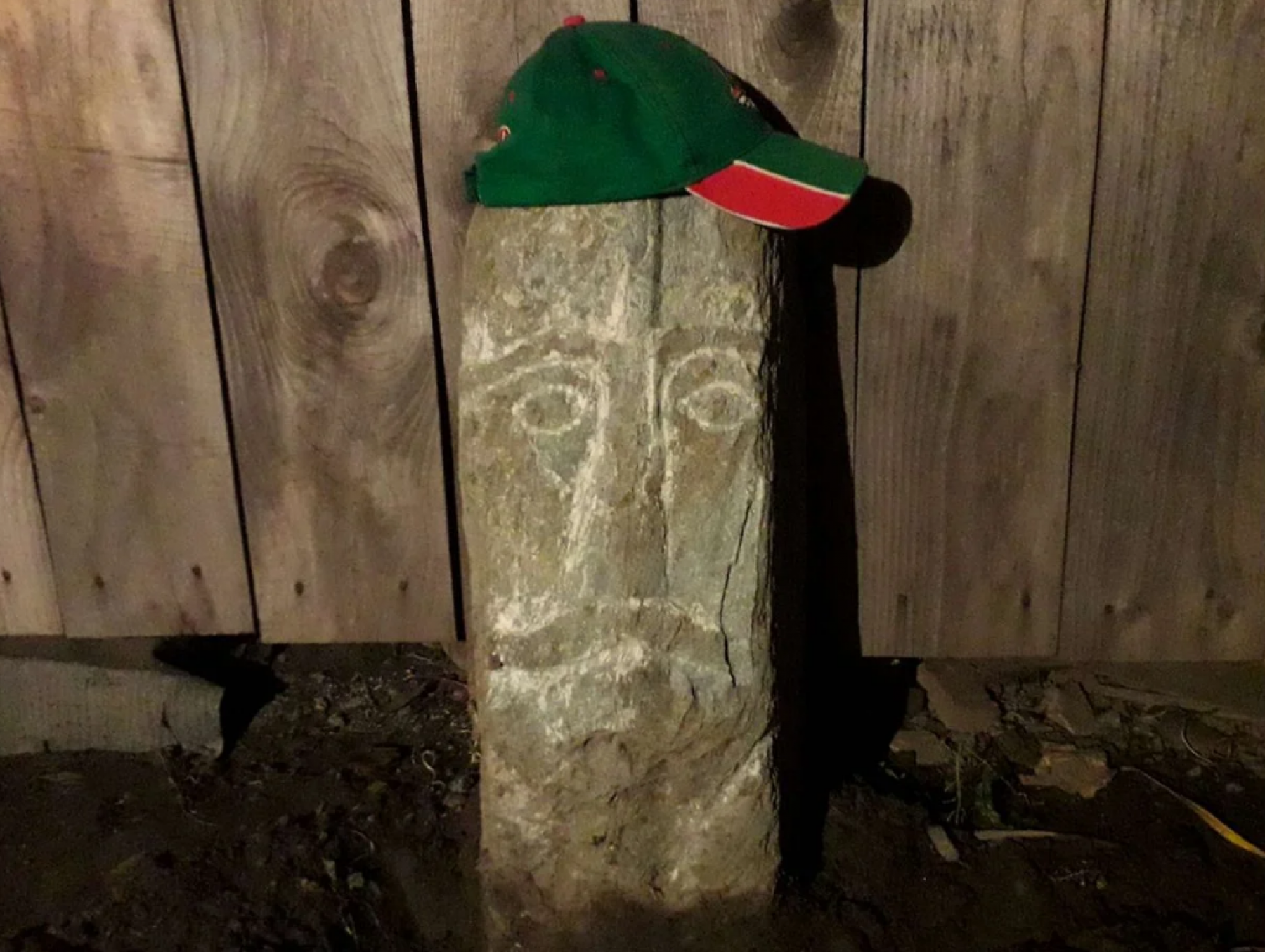 От создателя коряги: каменного воина в кепочке продают в Бийске за 5 млн рублей