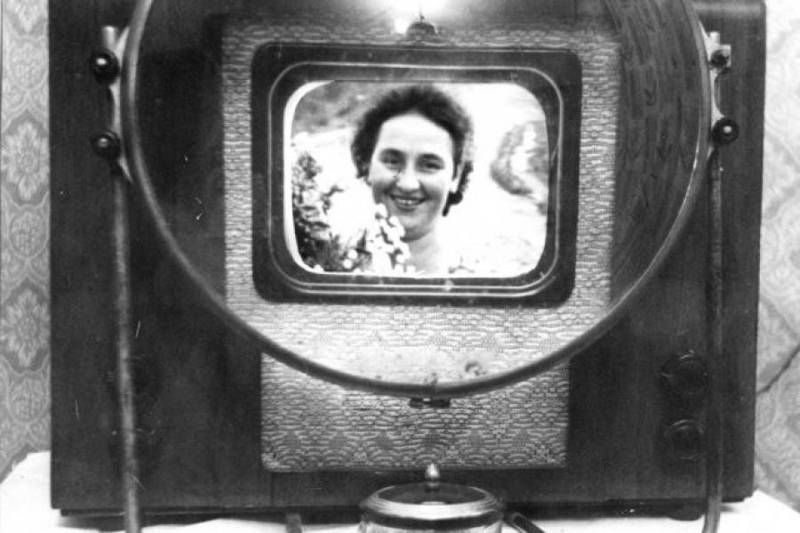 Один из первых телевизоров - с линзой (конец 50-х годов)