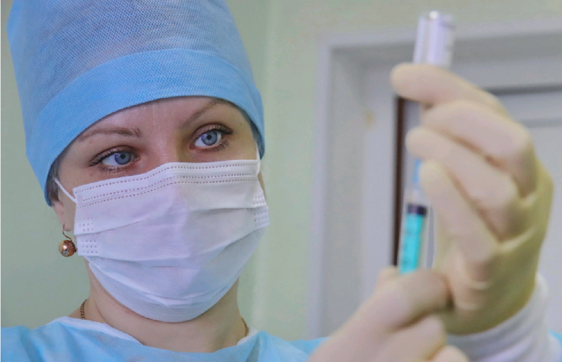 В Бийске на прививку от коронавируса женщины решаются в три раза чаще мужчин