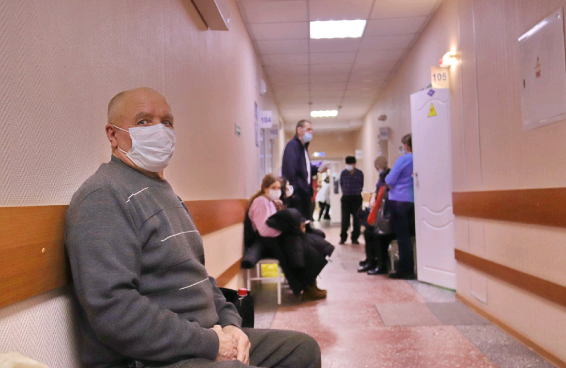 В Бийске на прививку от коронавируса женщины решаются в три раза чаще мужчин