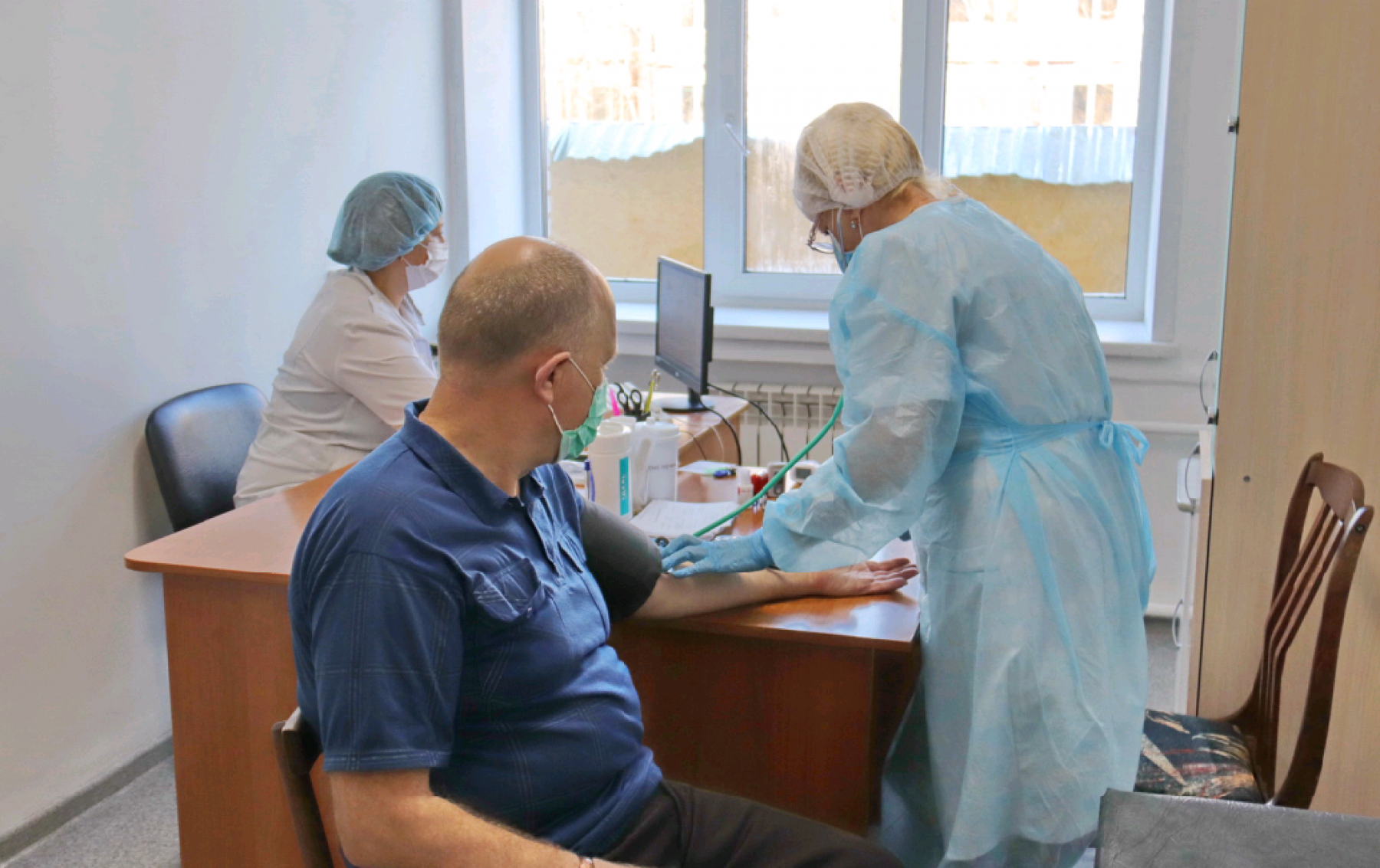 В Бийске на прививку от коронавируса женщины решаются в три раза чаще мужчин