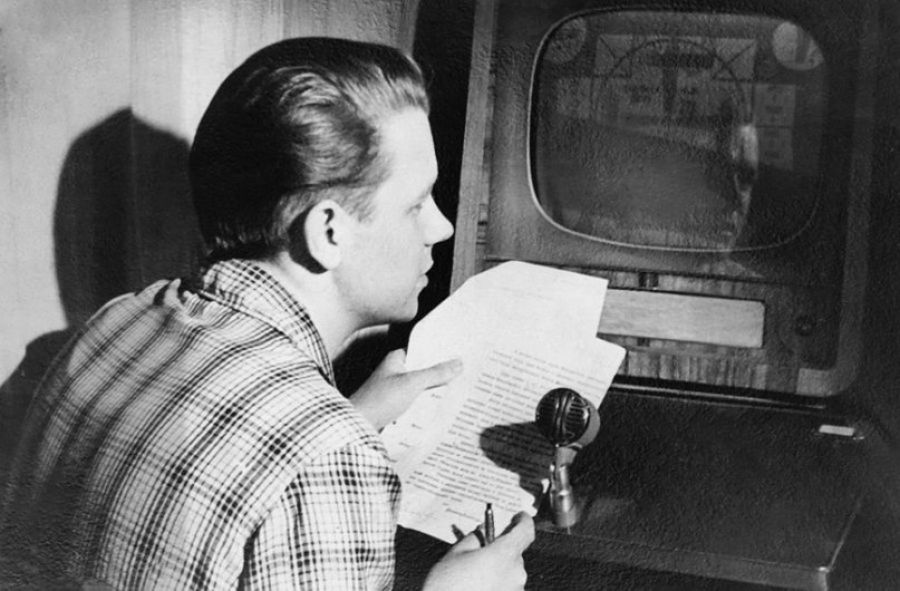 Сергей Марков читает текст за кадром, 1958 год 