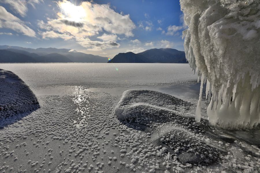 Чудеса природы: на Телецком озере встал тонкий лед