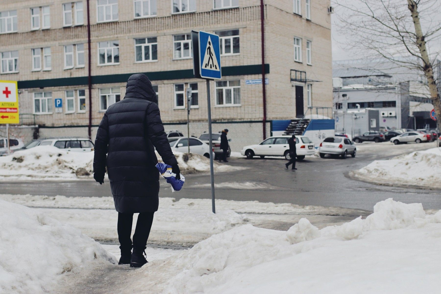 С дороги: расчистка снега в Бийске помогает водителям, но мешает пешеходам 