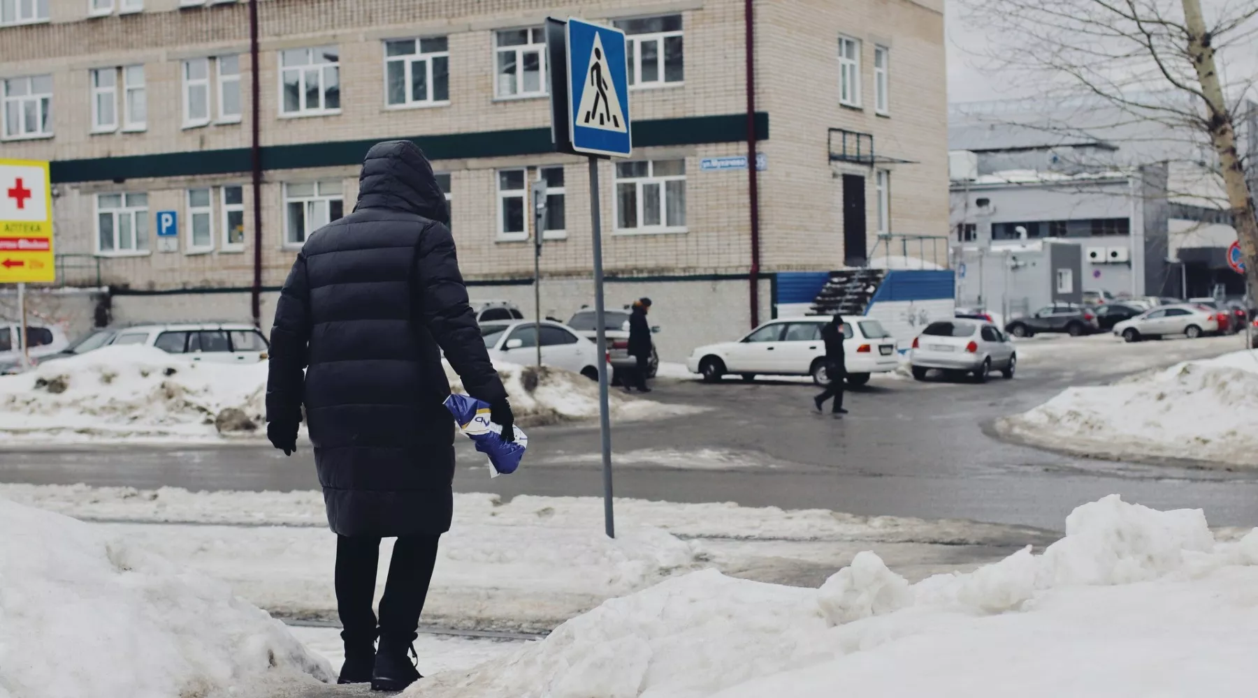 С дороги: расчистка снега в Бийске помогает водителям, но мешает пешеходам 