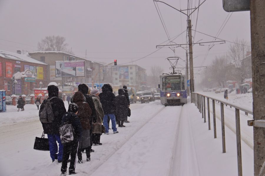 Жители частного сектора Бийска вывели из строя пять трамваев, кидая снег на пути
