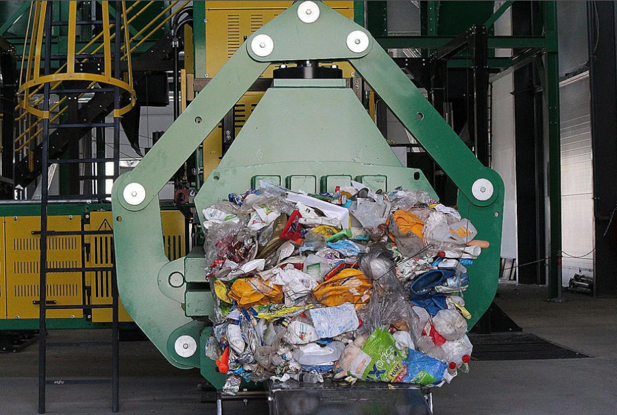 В Бийске, заваленном мусором, до сих пор не удается наладить его переработку