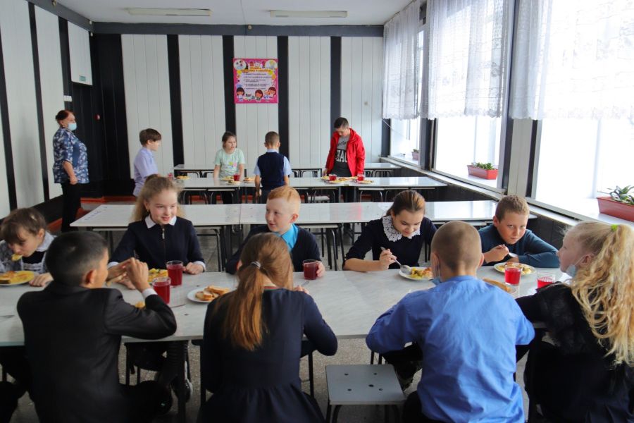 В нескольких школах Бийска появятся новые автобусы и модернизированные пищеблоки