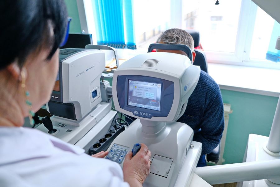 В городской больнице №4 Бийска показали, как работает отделение офтальмологии