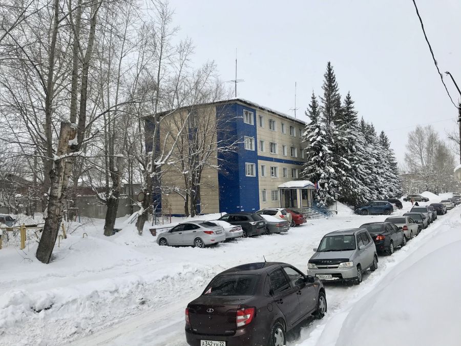 Дорога возле Приобского отдела полиции в Бийске из-за снега стала однополосной