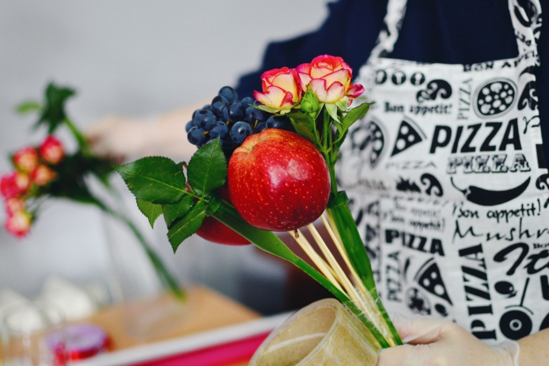 Бийчанка Лариса Чернышёва создает букеты из конфет, фруктов и даже сыров