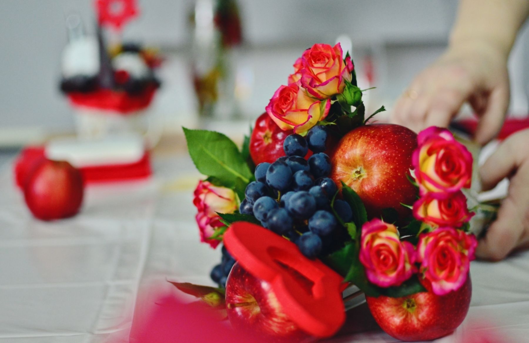 Бийчанка Лариса Чернышёва создает букеты из конфет, фруктов и даже сыров