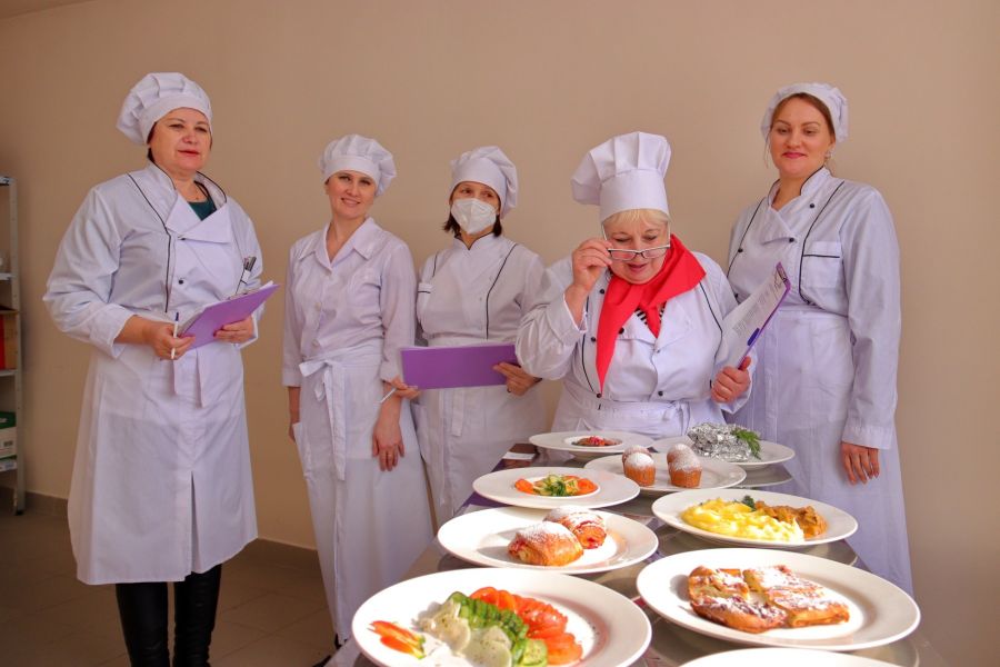 Чтобы было вкусно: школьные шеф-повара Бийска приняли участие в краевом конкурсе