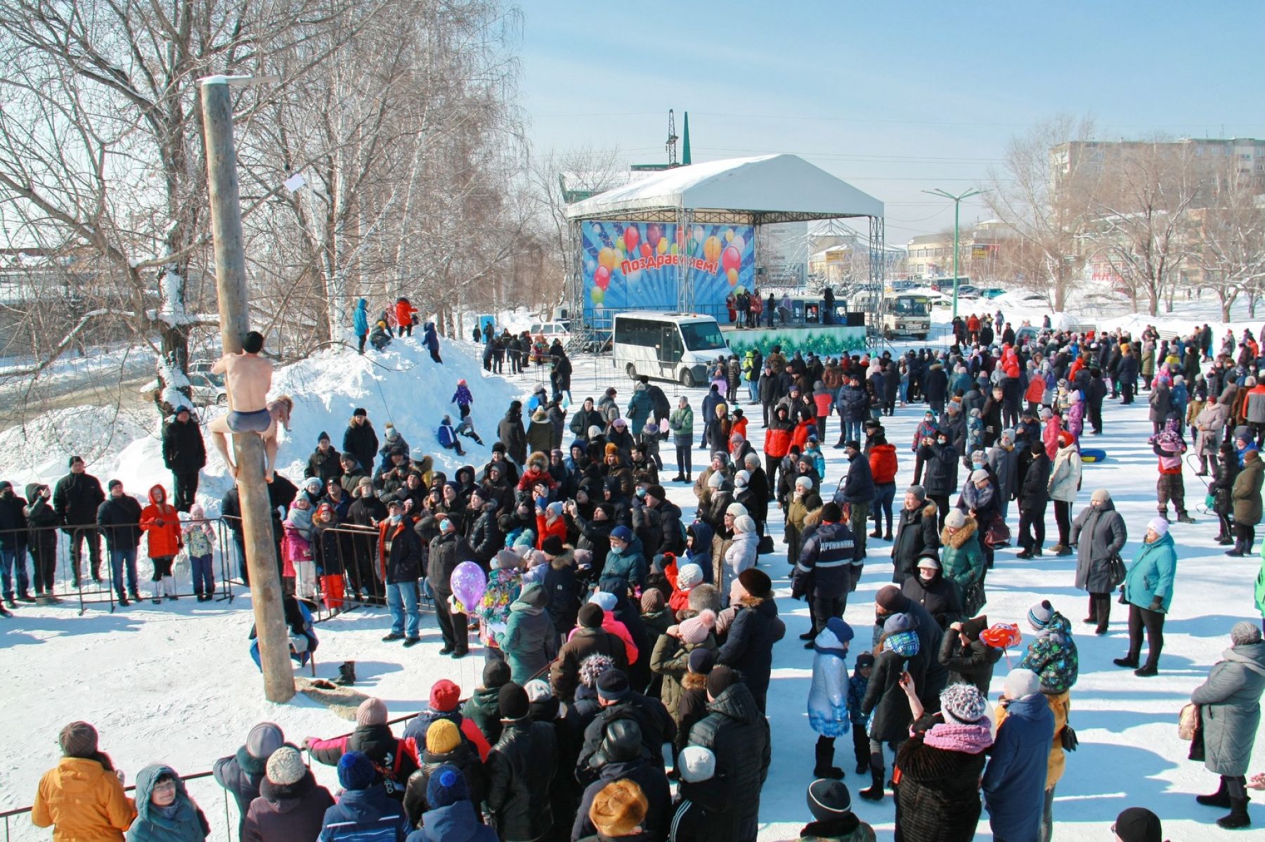 Несмотря на крепкий мороз, огромное количество бийчан пришло проводить зиму 