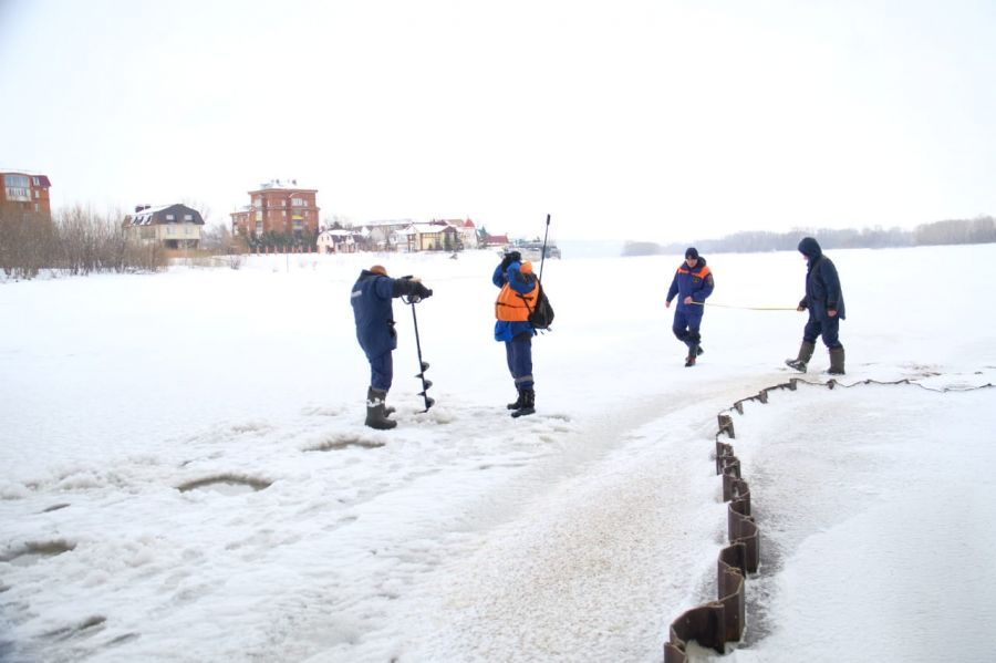 Без паводка: в Бийске у опор коммунального моста во льду начали бурить лунки