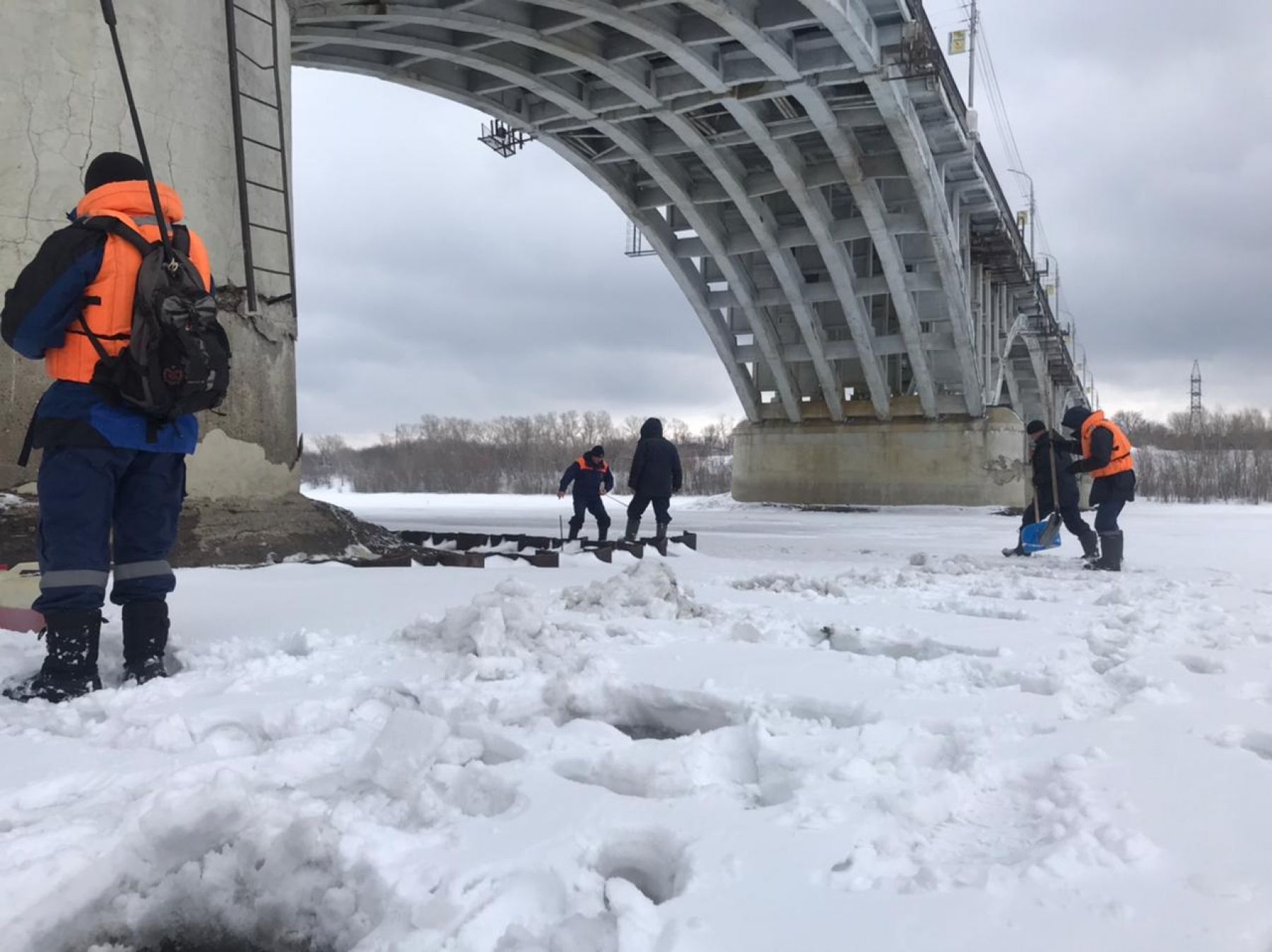 Без паводка: в Бийске у опор коммунального моста во льду начали бурить лунки