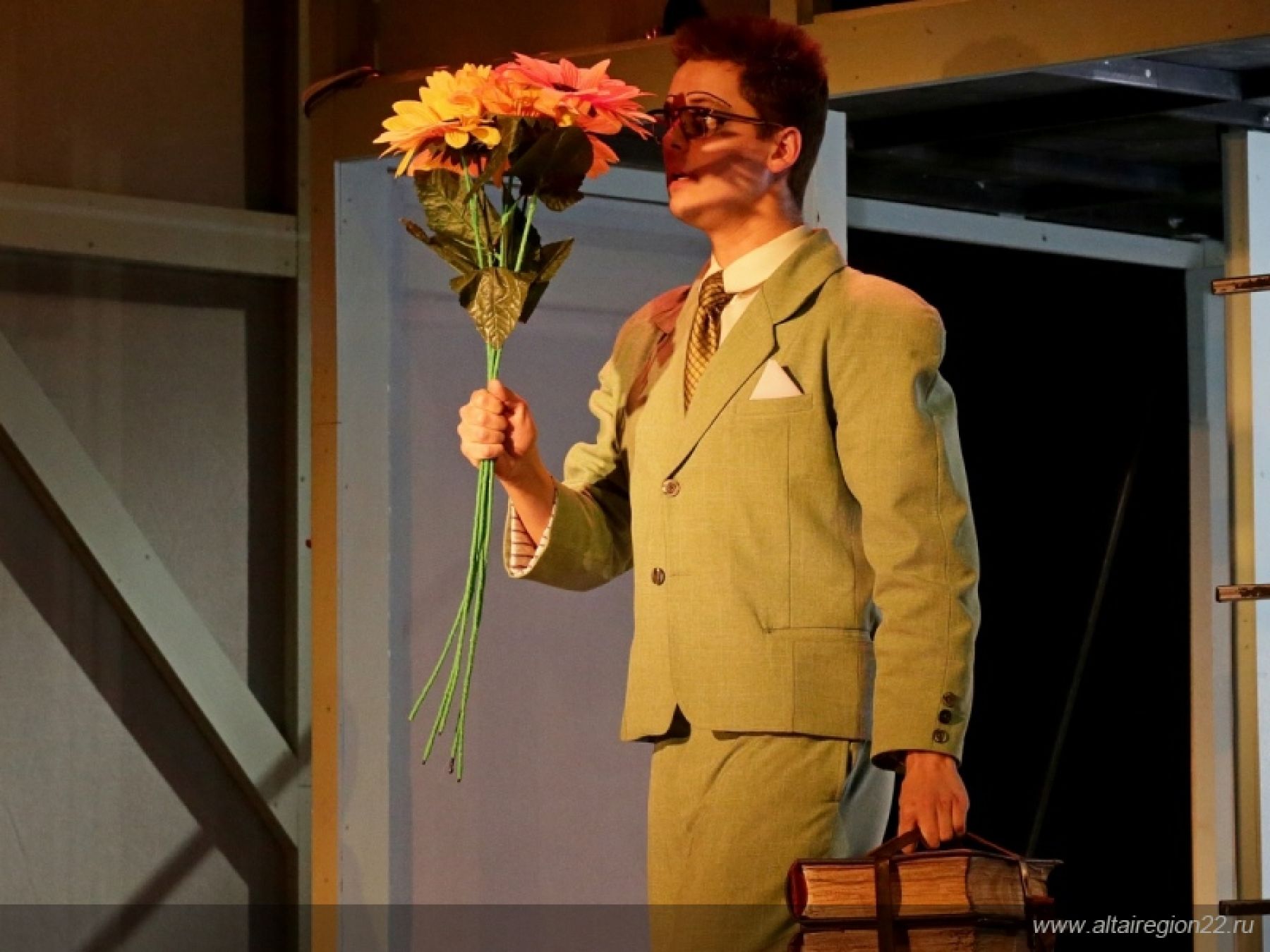 Константин Хабенский и Виктор Томенко посетили премьеру в краевом театре драмы