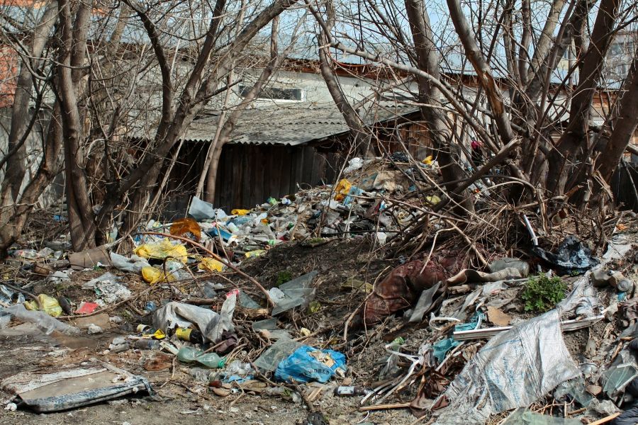 Мешки у обочин: зачастую весенняя уборка мусора превращается в свалку 