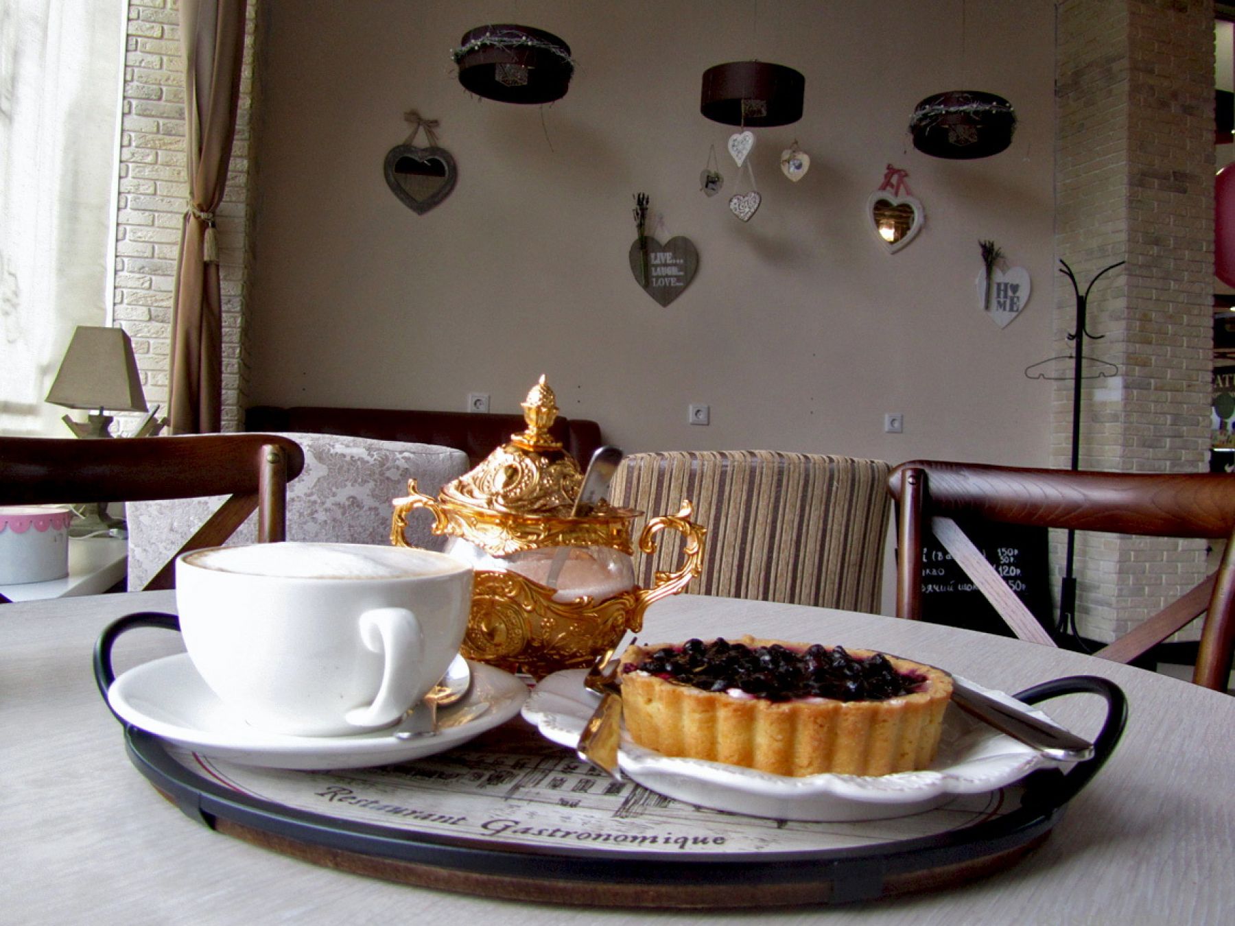 Если гуляете по проспекту Ленина, обязательно загляните в одну из кофеен - в Бийске таких заведений непростительно мало