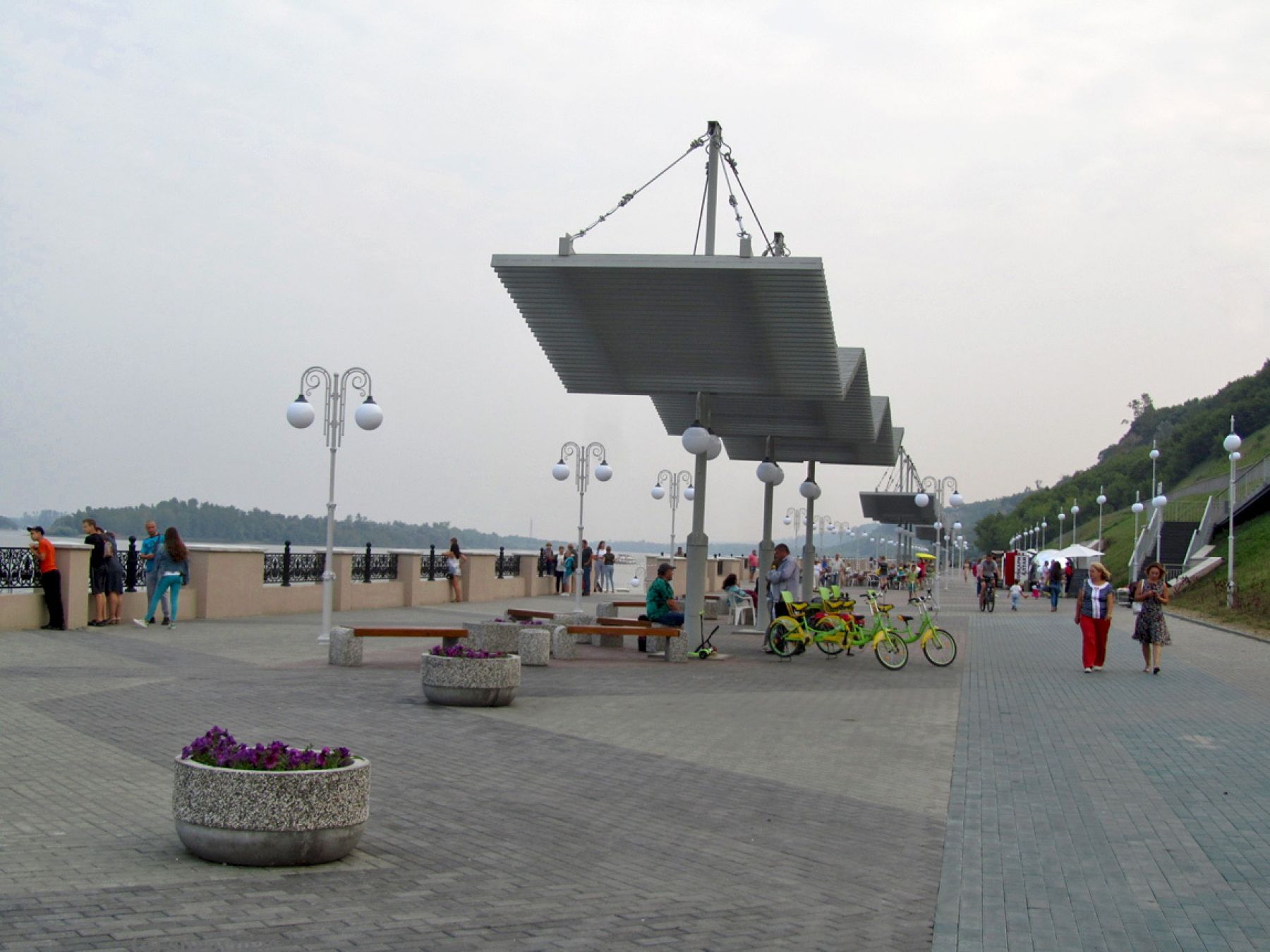 Небольшая, но очень уютная набережная на Оби