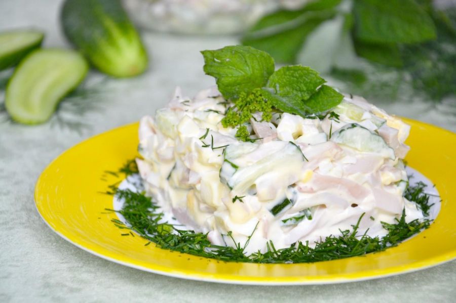 Для дачи, пикника и встречи гостей: готовим освежающие салаты с летней «ноткой» 
