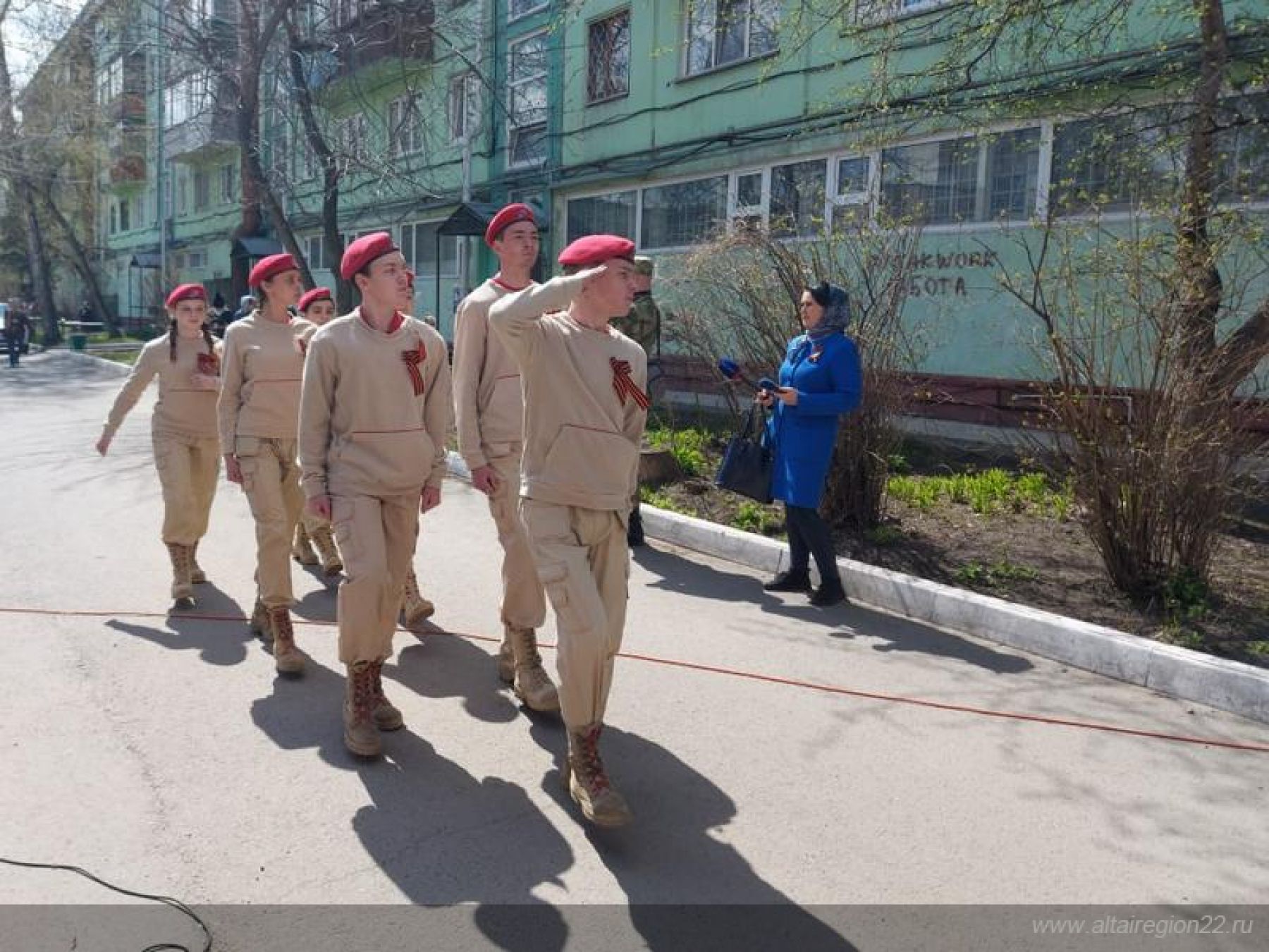 Юнармейцы Бийска поздравили с Днем Победы участника Курской битвы