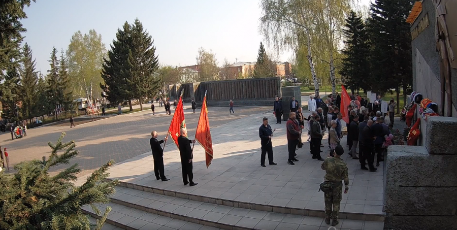 Площадь перед Мемориалом Славы воинам-бийчанам заполняется людьми 