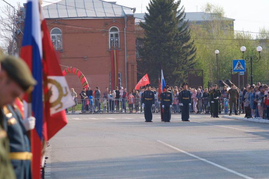 Парад и селфи: в Бийске закончилось торжественное мероприятие у Мемориала Славы