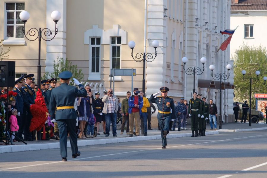 Парад и селфи: в Бийске закончилось торжественное мероприятие у Мемориала Славы
