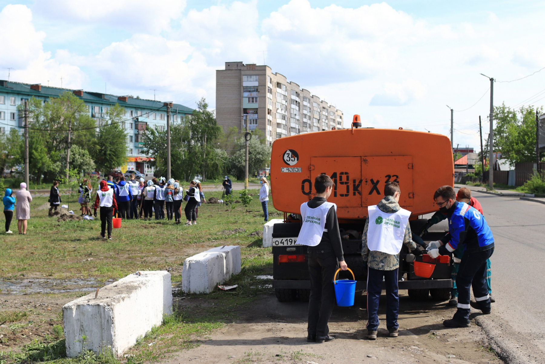 Школьники и сотрудники СГК высадили березки у остановки «Университетская»