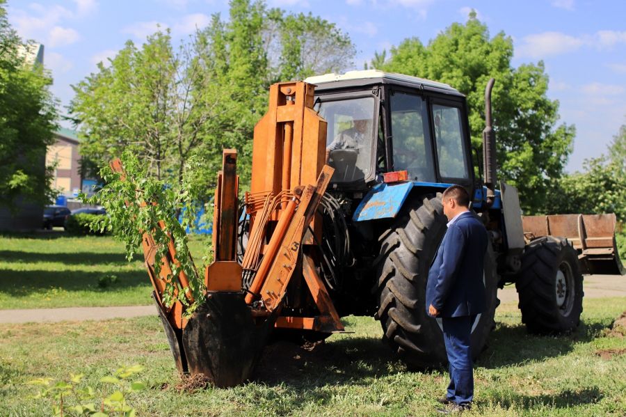 Всё сама: в Бийске для посадки деревьев впервые применили специальную машину 