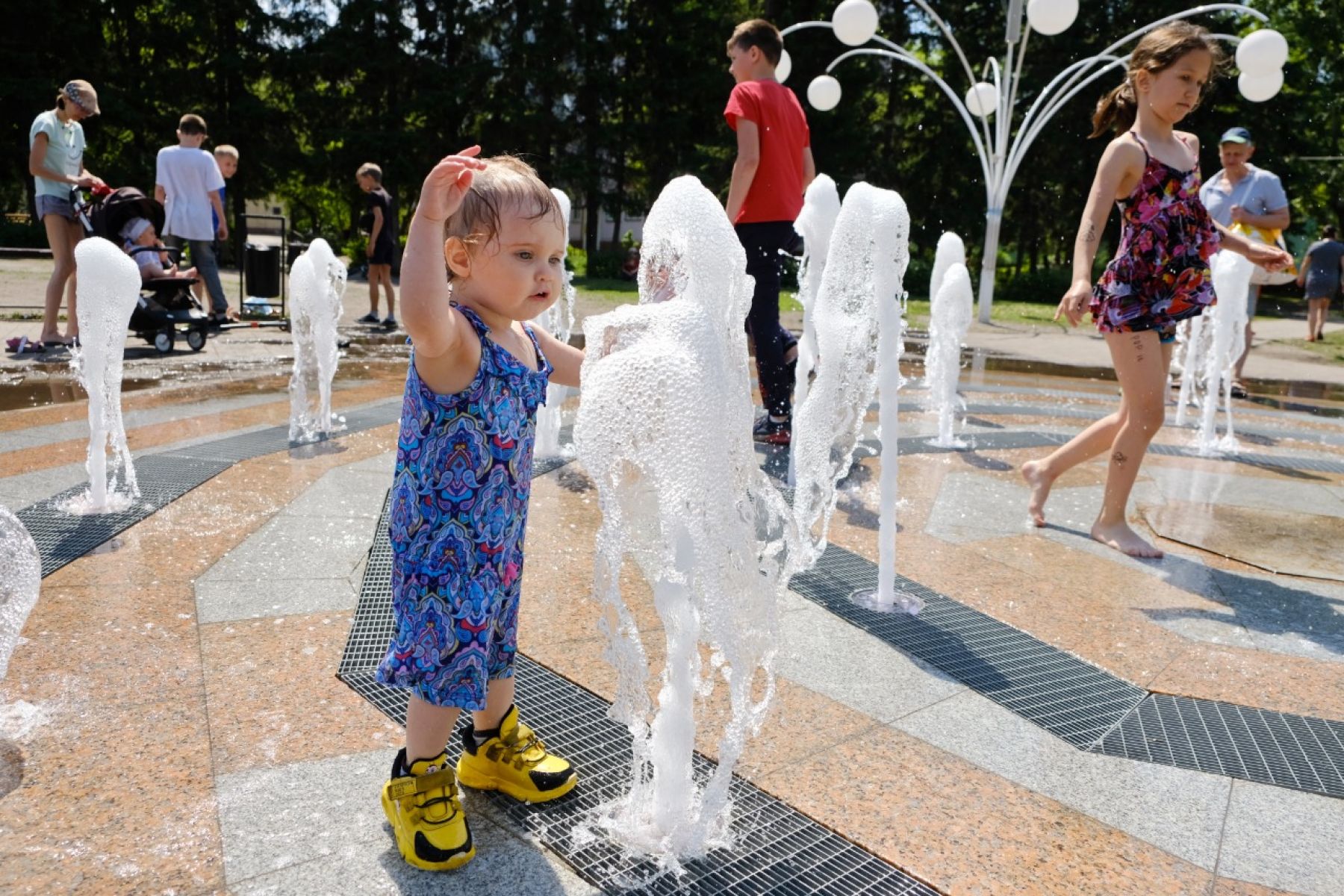 В 30-градусную майскую жару бийчане открыли сезон купания в фонтанах 