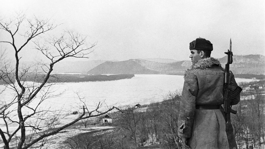 Советский пограничник на берегу реки Уссури в районе острова Даманский, апрель 1969 года. Фото: ТАСС