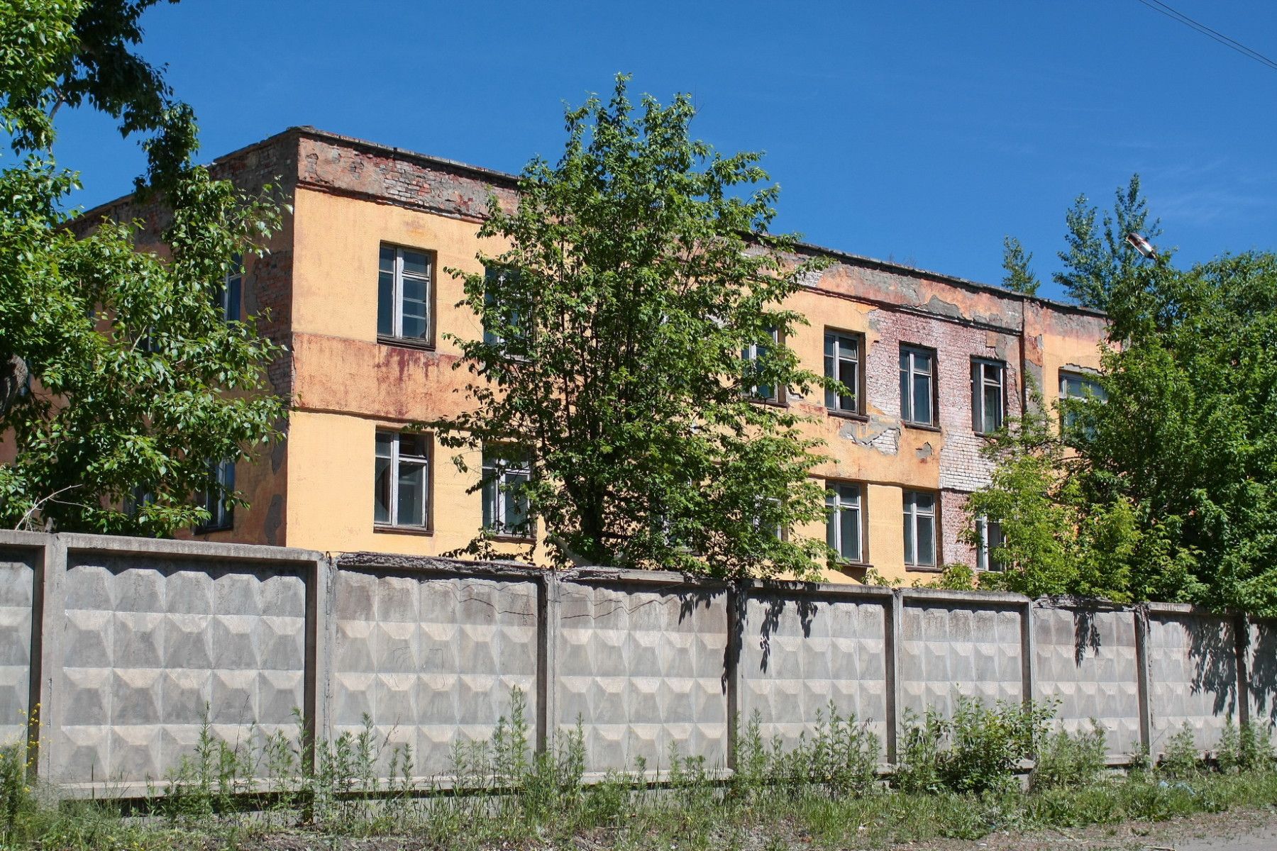 Раньше здания военного городка принадлежали Министерству обороны.