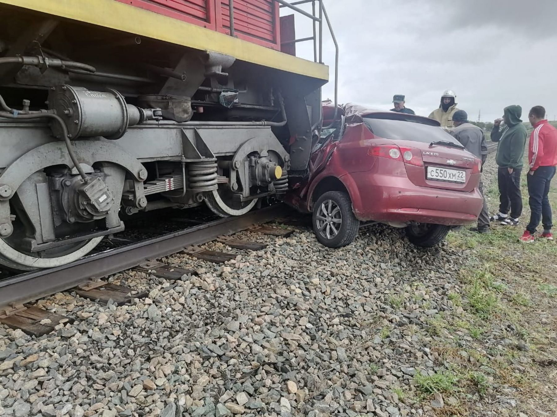 Два человека погибли и двое пострадали в ДТП на переезде у Новой Чемровки 