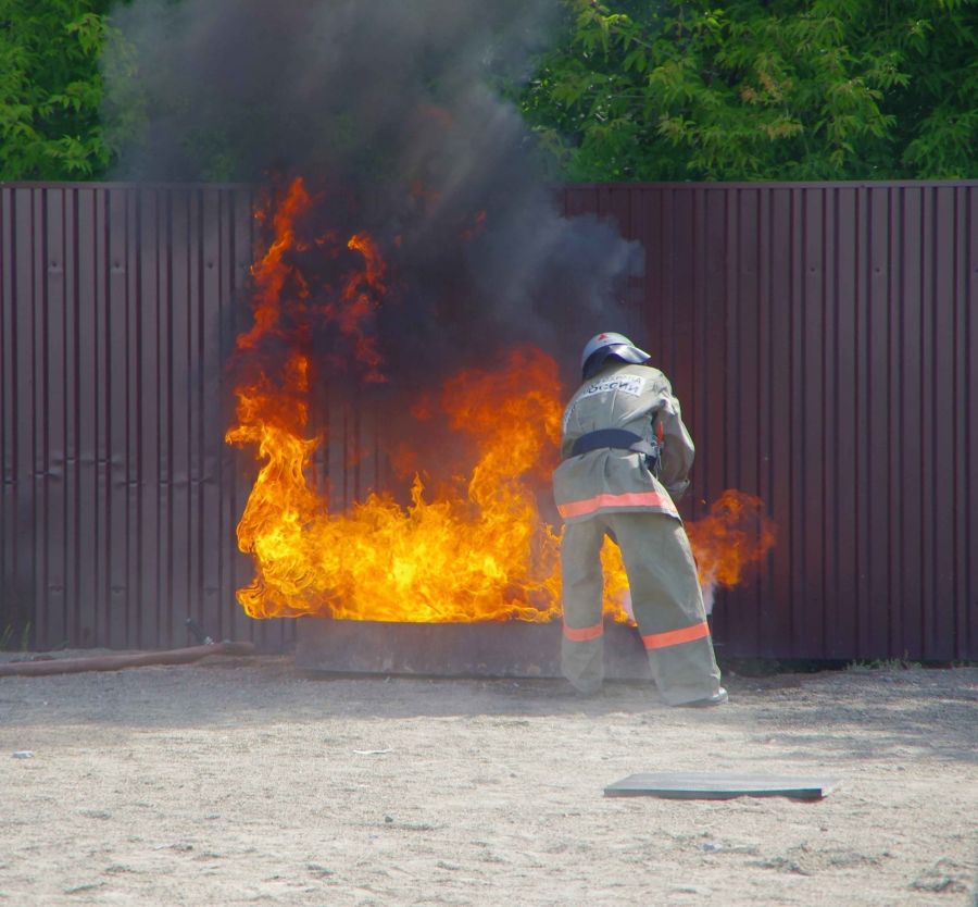 На Бийском олеумном заводе прошли соревнования добровольных пожарных