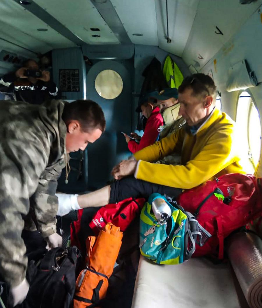 Туриста, повредившего ногу топором в Горах Алтая, эвакуировали вертолетом