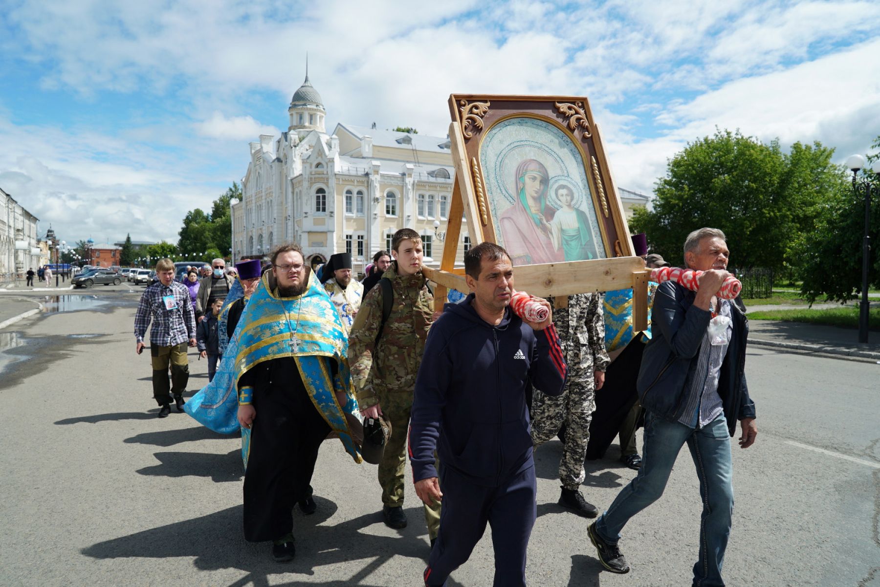 Паломники из Бийска вышли в крестный ход к Коробейниковской иконе Божией Матери