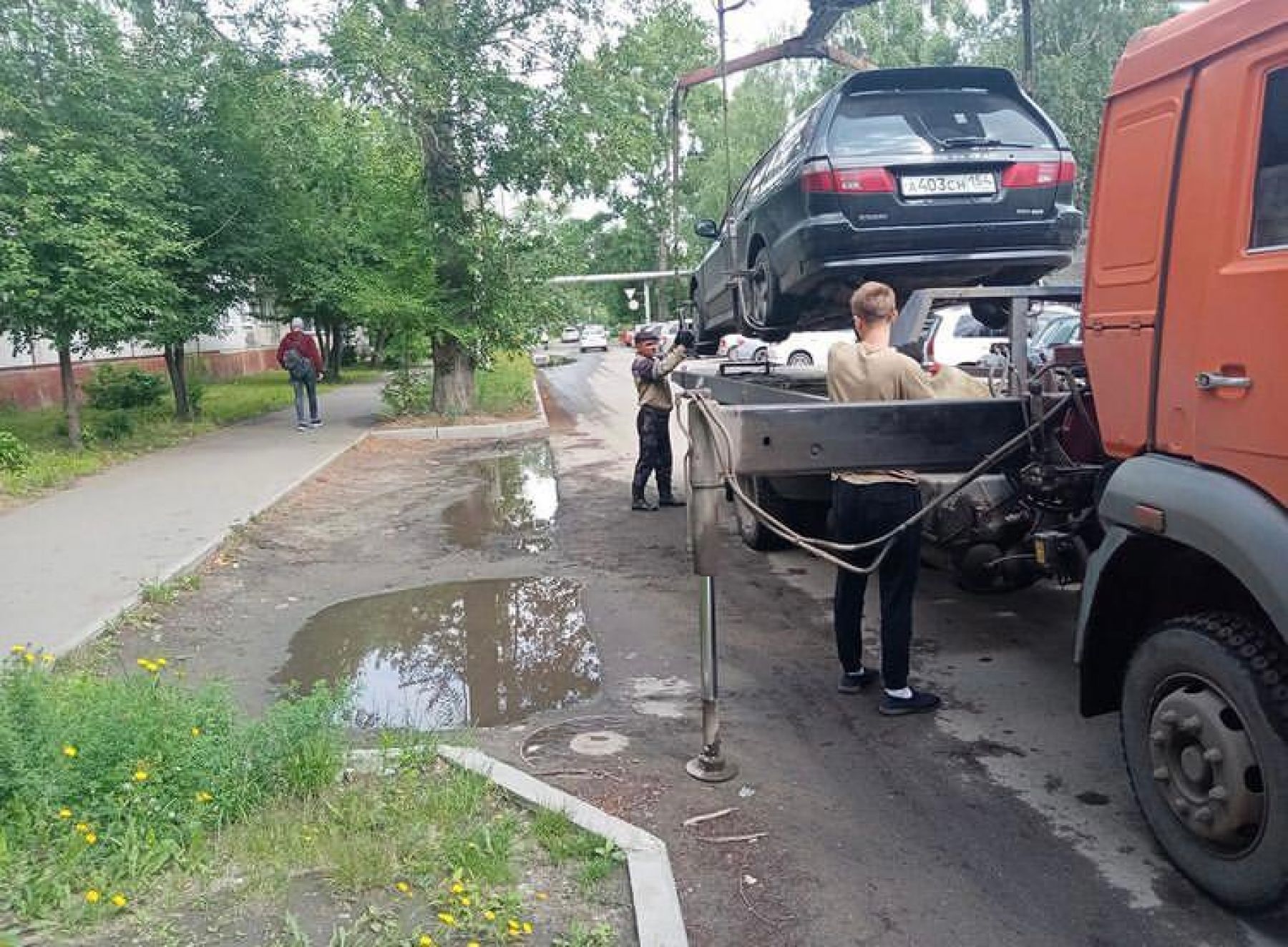 Эвакуация автомобиля около запрещающего знака