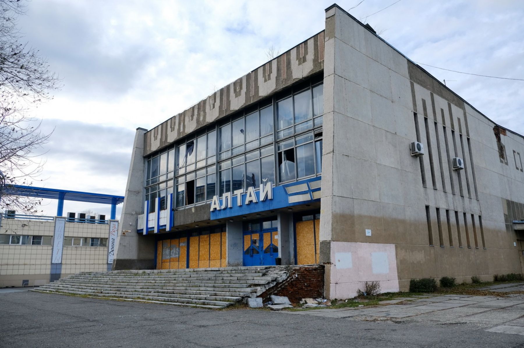 В Бийске среди объектов, опасных для детей, оказались кинотеатр и жилой дом